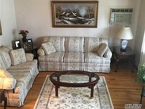 3rd image of 5 Stanford Ln