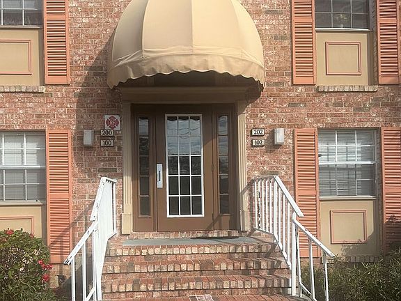 5th image of 400 Banyon Tree Cir APT 102