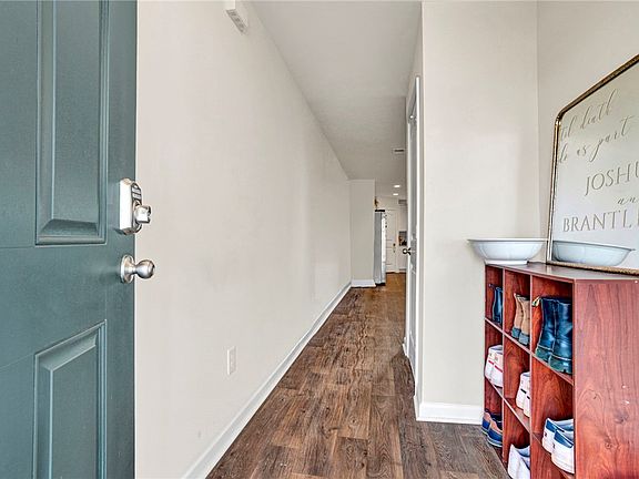 5th image of 221 Samuel St