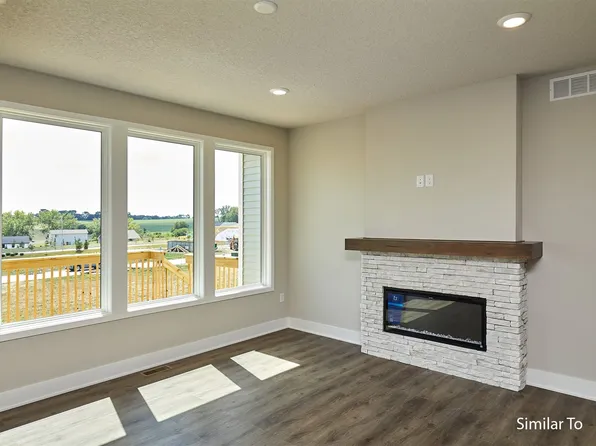9657 Thorton Dr, Johnston, IA 50131
