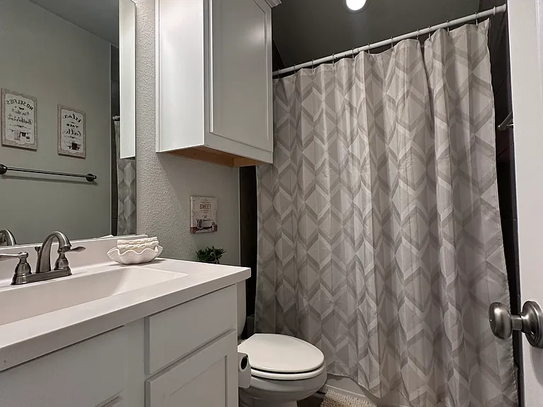 912 Summer Ln — Photo 5