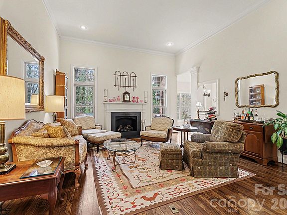 3rd image of 352 Hunting Ridge Ln