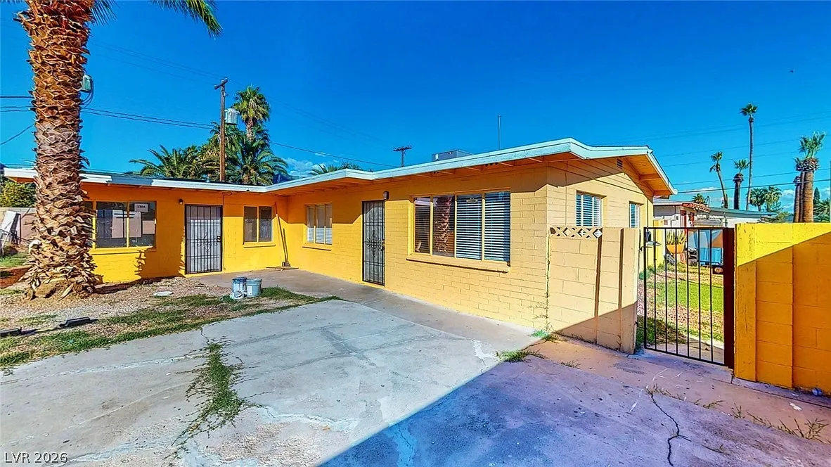 2 bed, 1.0 bath, 1995 sqft, $1,250 — Photo 1