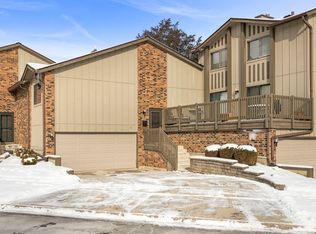 14 Clubside Dr, Willowbrook, IL 60527