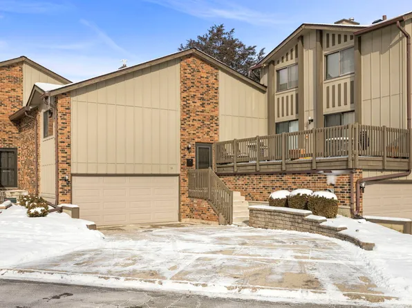 14 Clubside Dr, Willowbrook, IL 60527