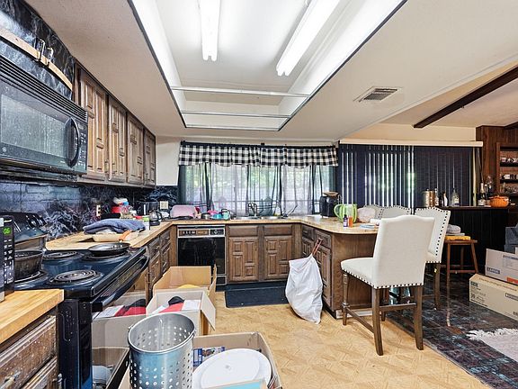 4th image of 15718 Munson Ln