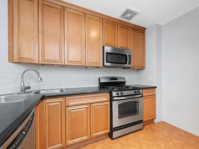 126 E 31st St #1B — Photo 6