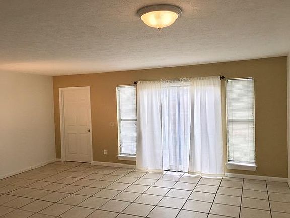 4th image of 402 Lynnwood Ln APT A105