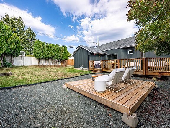 3rd image of 1405 Malahat Dr