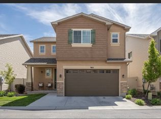 945 W Stonehaven Dr, North Salt Lake, UT 84054