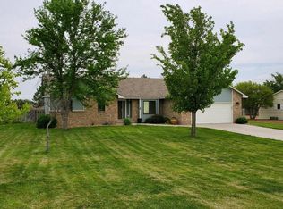 2306 Grandview Dr E, Garden City, KS 67846