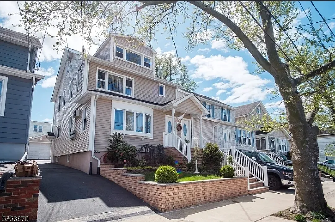 3 bed, $2,200 — Photo 1
