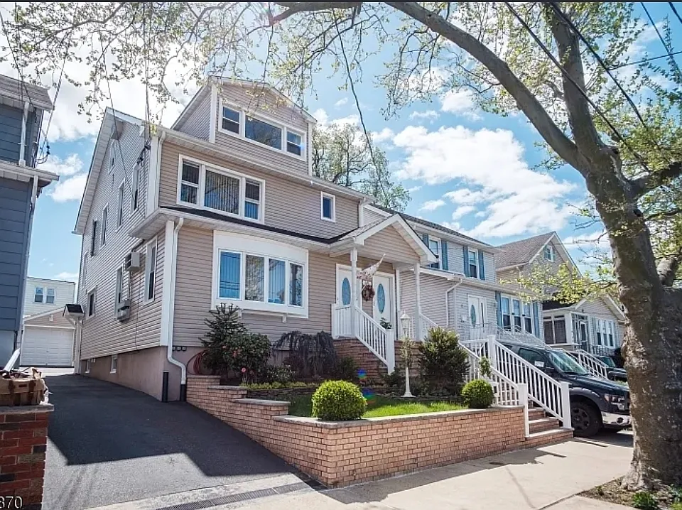 16 Hillside Ave