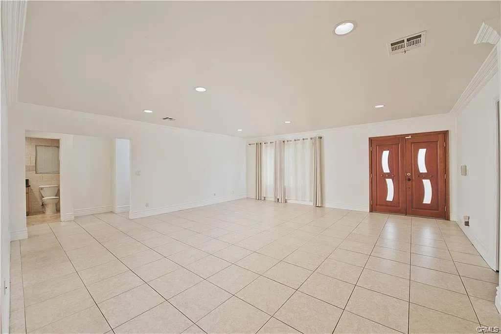 4 bed, 2500 sqft, $5,200 — Photo 2