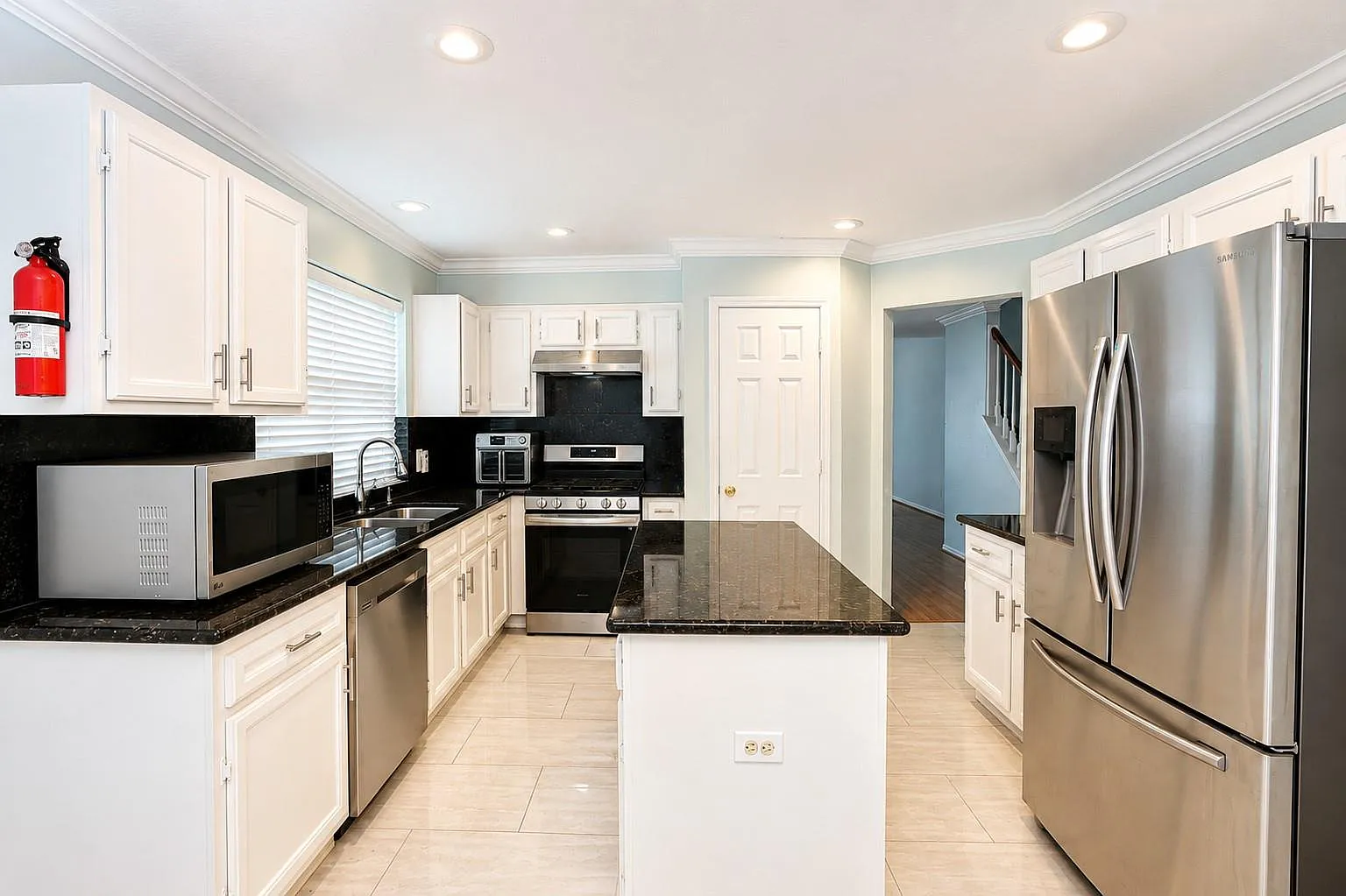 4 bed, 2.5 bath, 2408 sqft, $2,250 — Photo 4