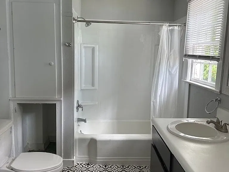 421 E 2nd St — Photo 10