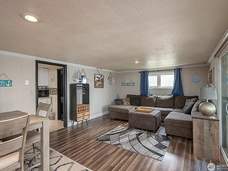 634 N Crestview Dr — Photo 12