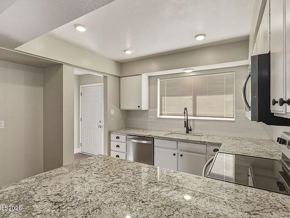 3rd image of 585 Smithridge Park