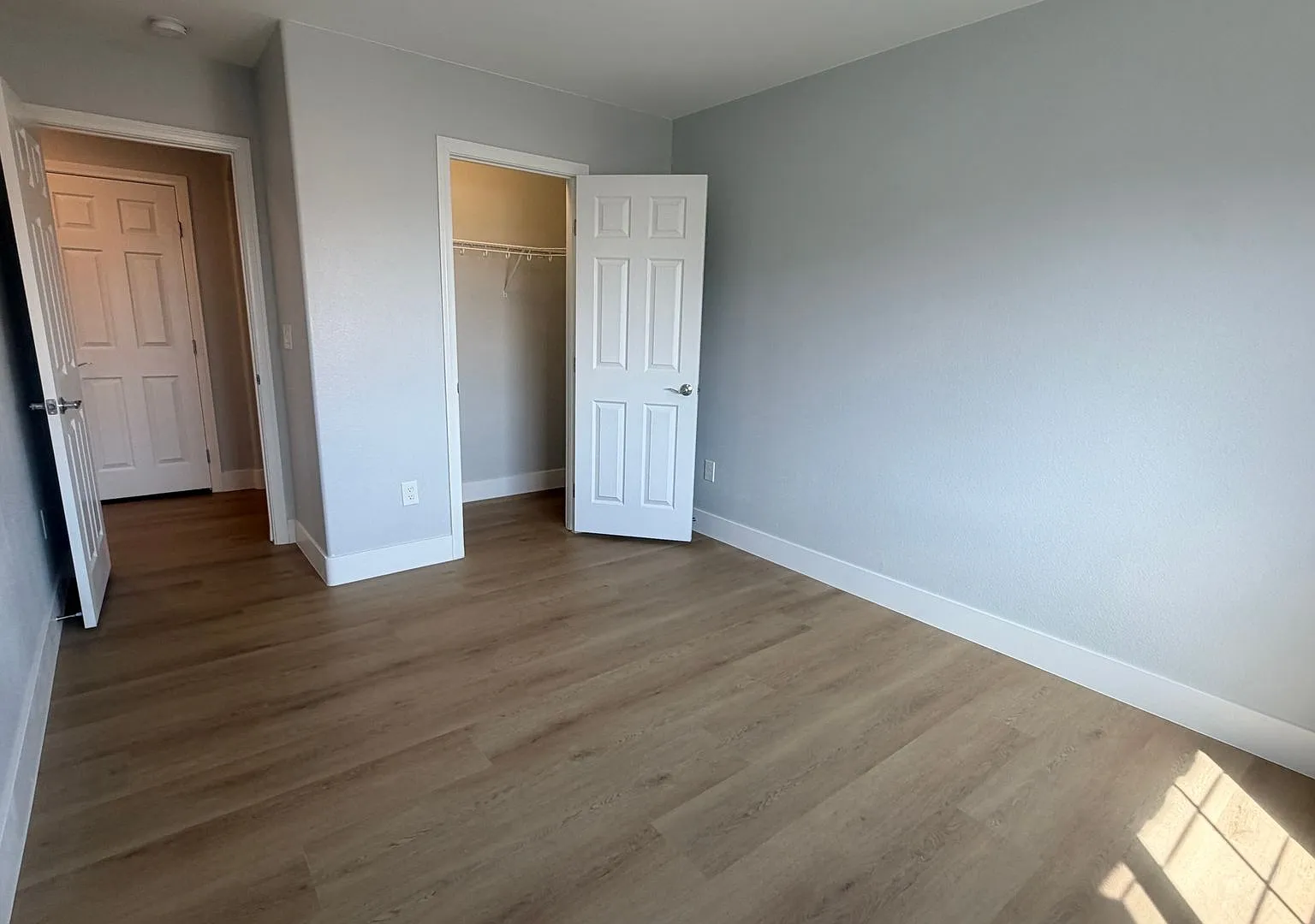 newer3-story home in southwest with Solar panel and EV car charger — Photo 3