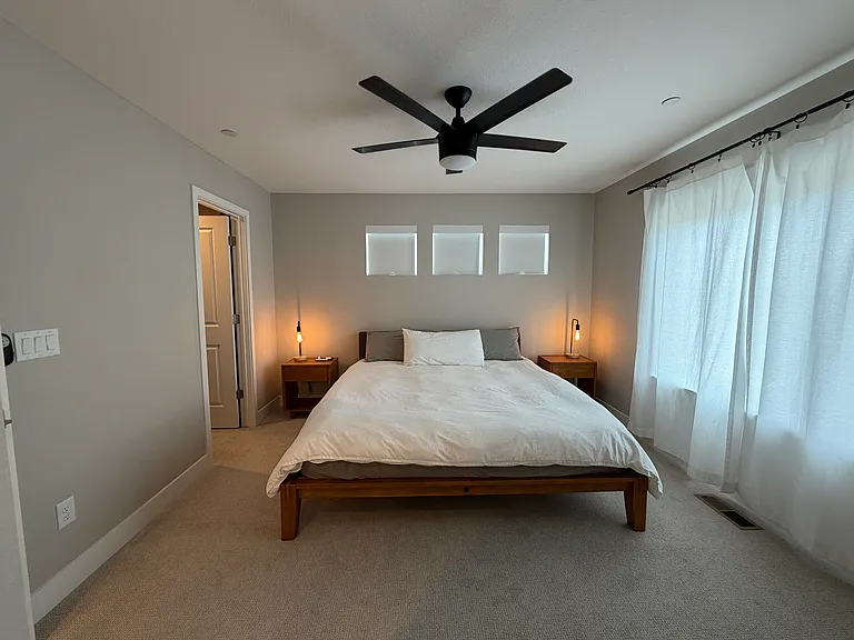 Large main bedroom with ensuite bathroom and walk-in closet