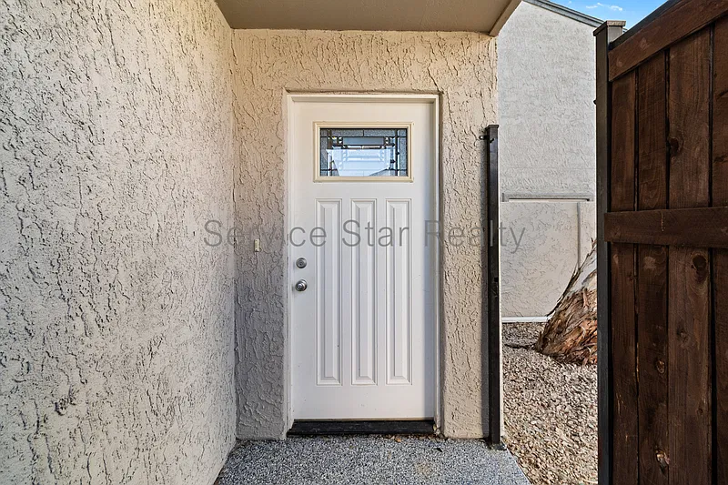 3 bed, 2.0 bath, 1369 sqft, $2,099 — Photo 3