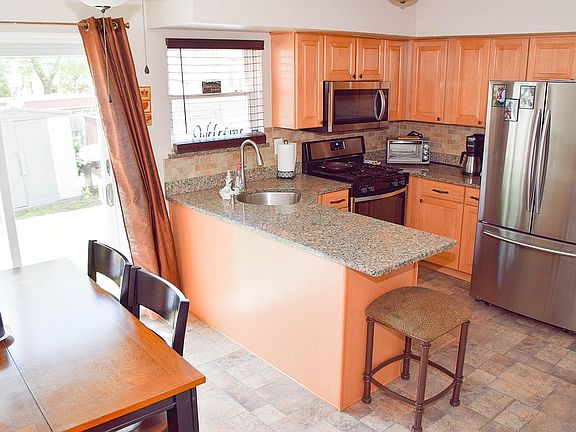 5th image of 242 Sandalwood Dr