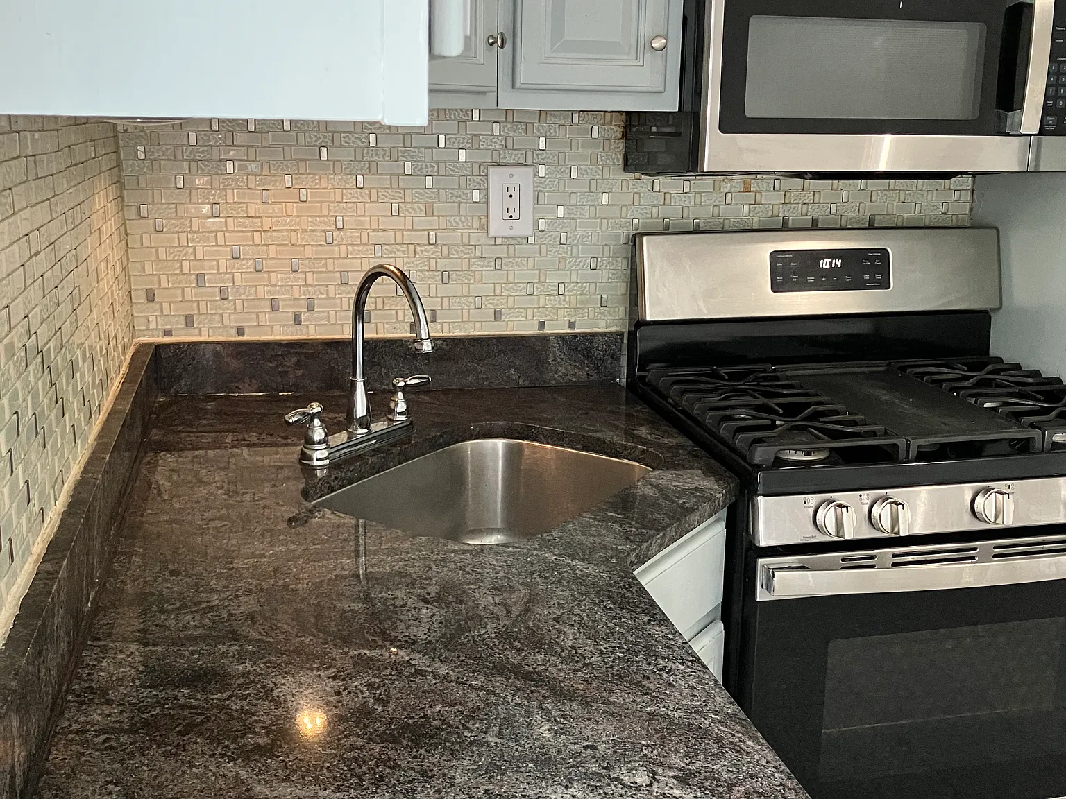 2 bed, 875 sqft, $2,700 — Photo 3