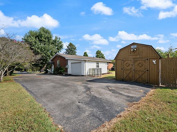 4th image of 2410 Fairbrook Dr