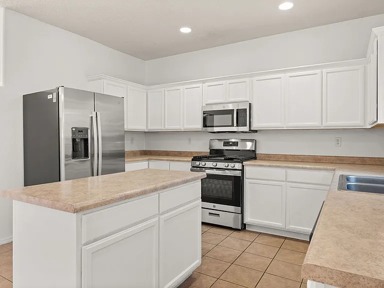 2406 Broadway Blvd NE — Photo 11