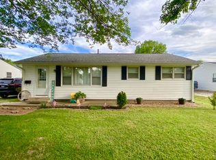 735 W 5th St, Flora, IL 62839