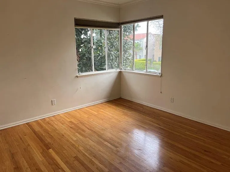1111 S Cochran Ave — Photo 8