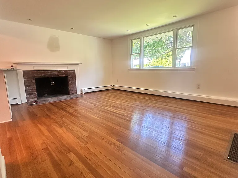 53 Sally Ln — Photo 2