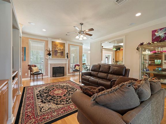4th image of 310 Sapphire Dr