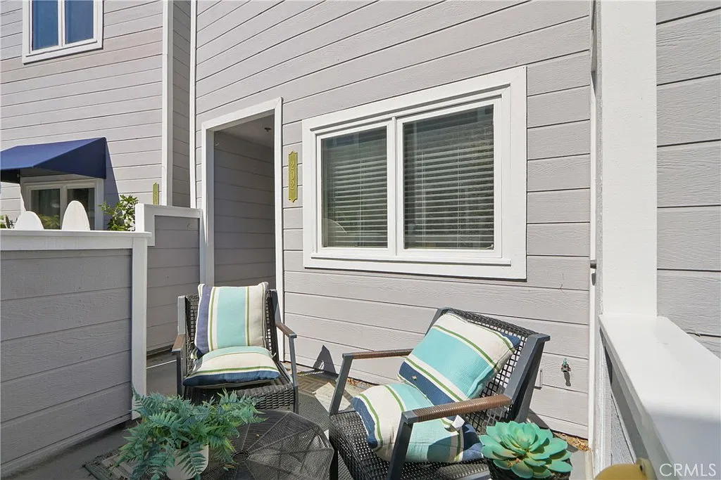 2 bed, 2.5 bath, 1358 sqft, $5,995 — Photo 3