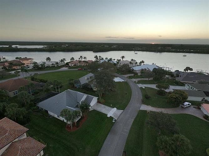 1st image of 3274 SE River Vista Dr