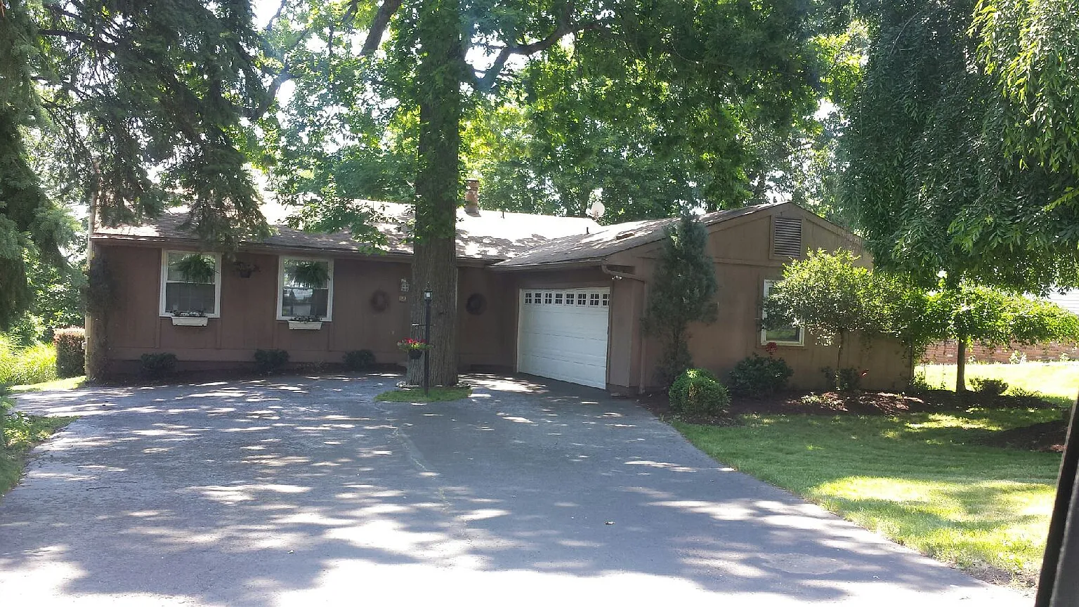 120 Colonial Dr photo 1
