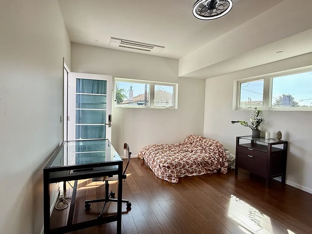 3 bed, 1.0 bath, 1092 sqft, $2,100 — Photo 2