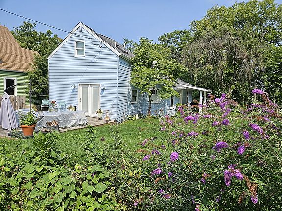 2nd image of 2044 Maplecrest Dr