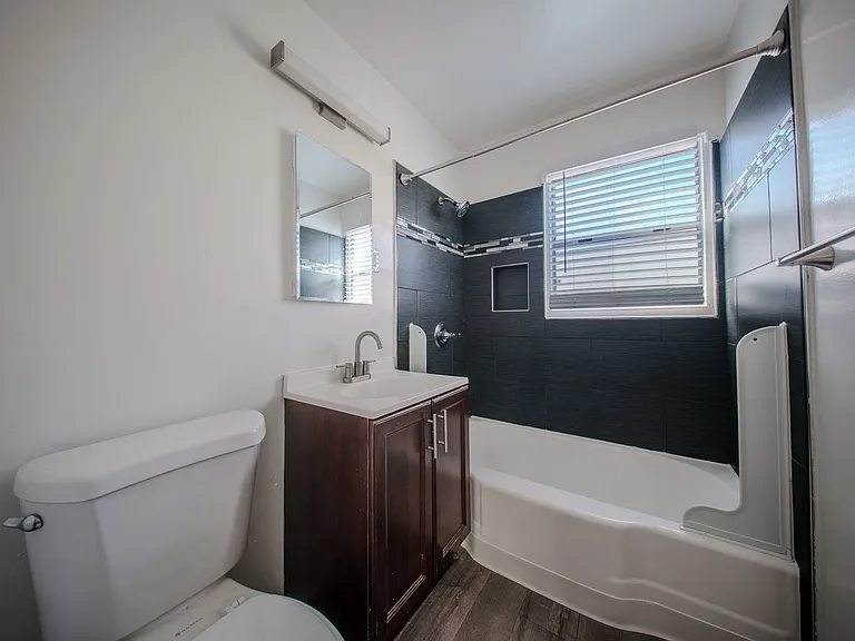 922 E. 2nd St. — Photo 7