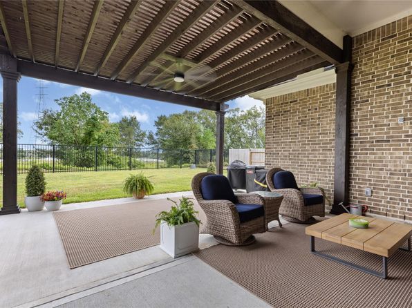 1017 Goose Creek St, Webster, TX 77598
