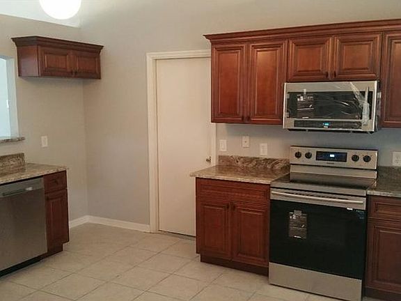 4th image of 1777 Villa Dr