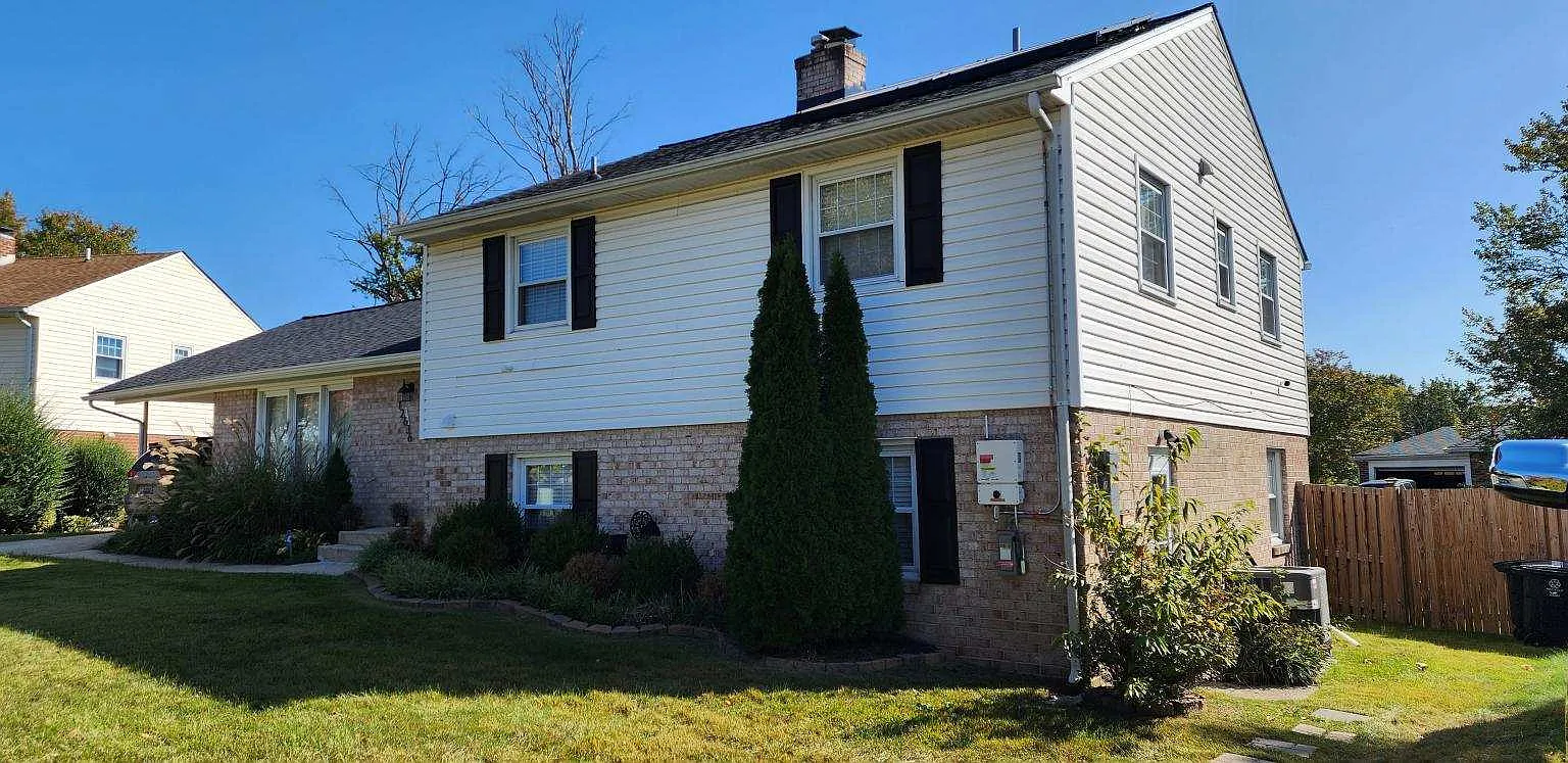 4 bed, 2.5 bath, 2416 sqft, $3,500 — Photo 2