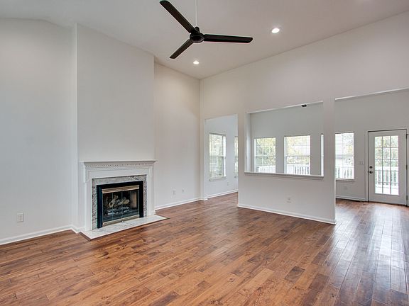 3rd image of 505 Clover Leaf Ln