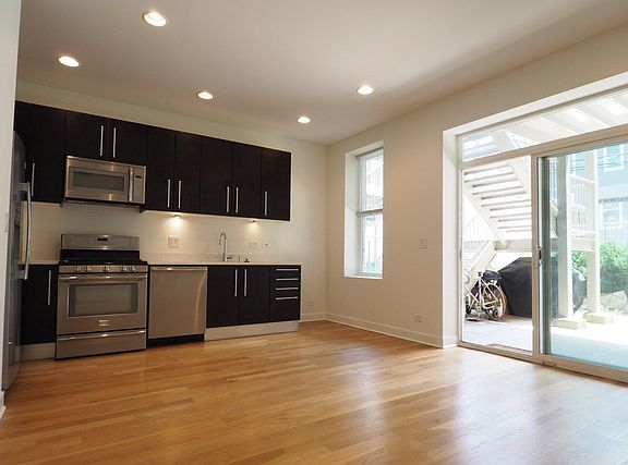 2nd image of 1919 W Armitage Ave APT 1R