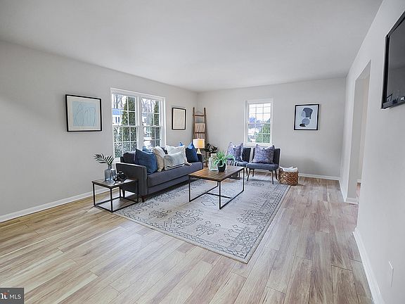 4th image of 1228 Pleasant Valley Dr