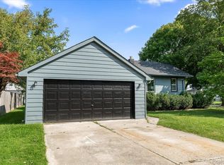 910 Nakota Rd, Clawson, MI 48017