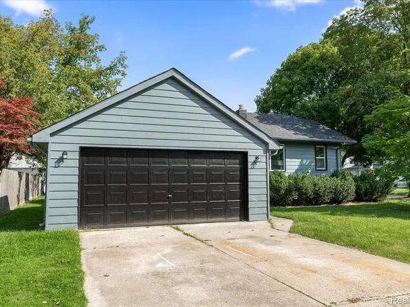 910 Nakota Rd, Clawson, MI 48017