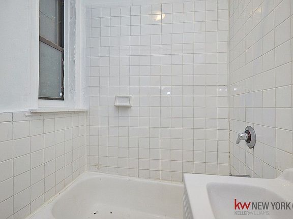 4th image of 200 Wadsworth Ave APT 32