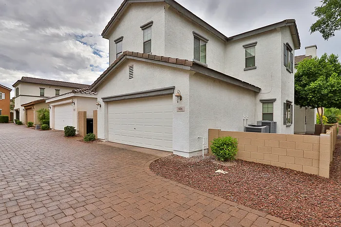 4 bed, 2.5 bath, 1913 sqft, $2,150 — Photo 3