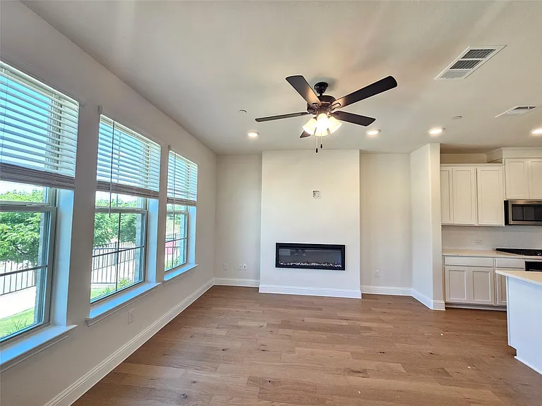 7933 Sunset Blvd — Photo 4
